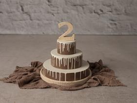 Tarta madera 3 pisos con sirope + plato + numeros 1 y 2  | 13842 | Atrezzo diferente para tus sesiones