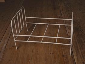 Cama metal vintage pequeña  | 10020 | Atrezzo infantil diferente para tus sesiones